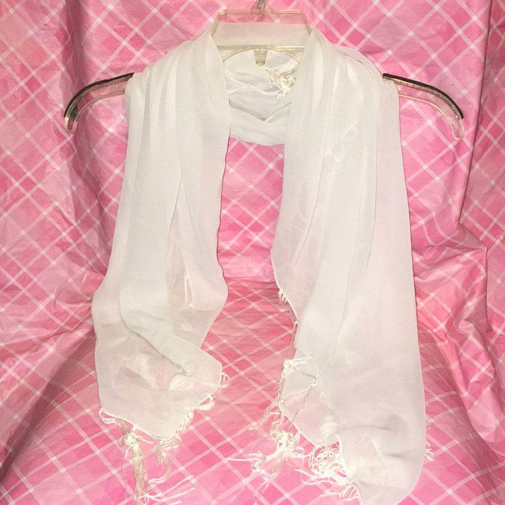 🎈SALE🎈🧣SCARF #21 “WHITE FRINGE BEAUTY”🧣